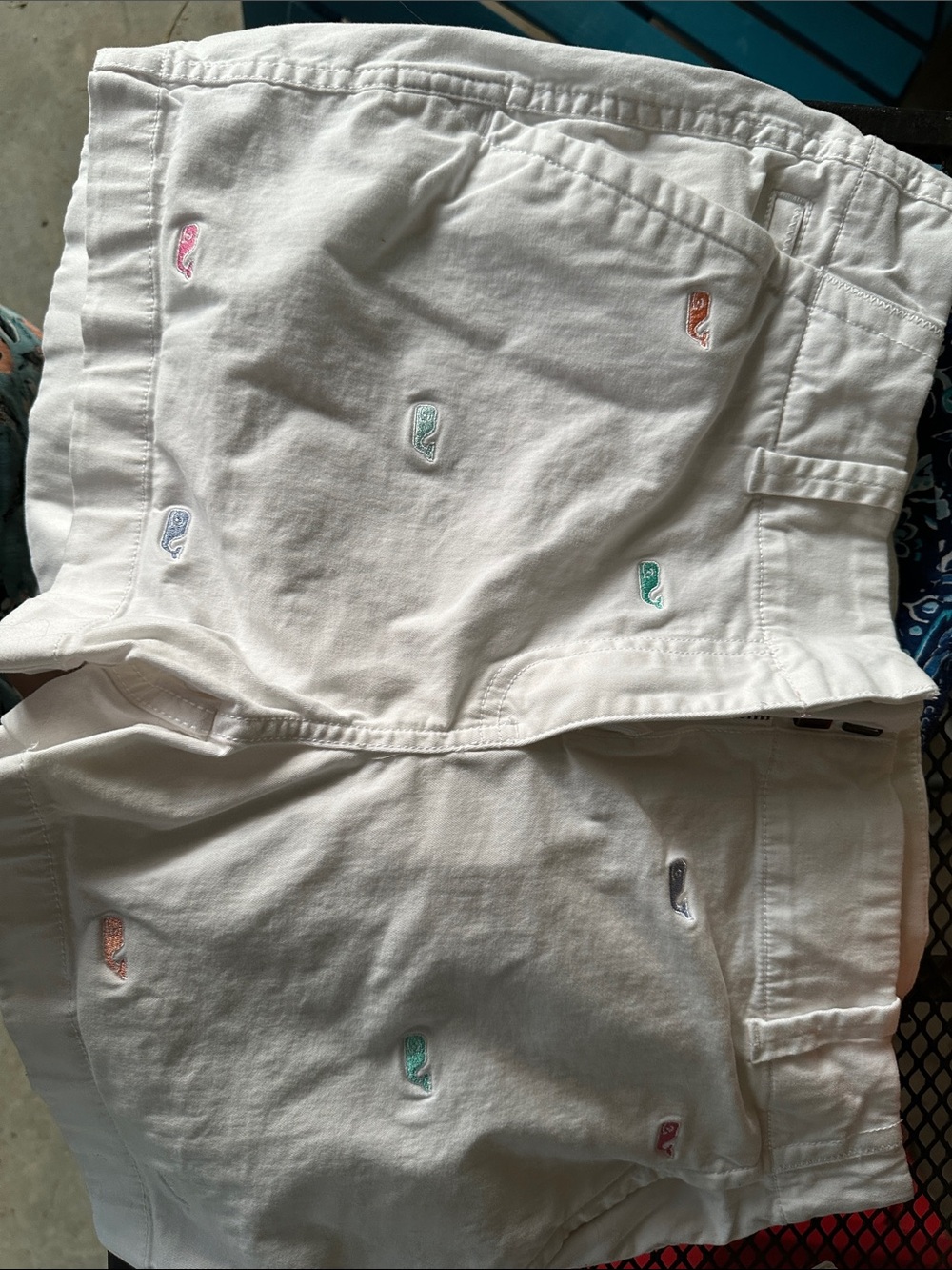 Vineyard Vines White shorts with multicolor whale accents. Size 10